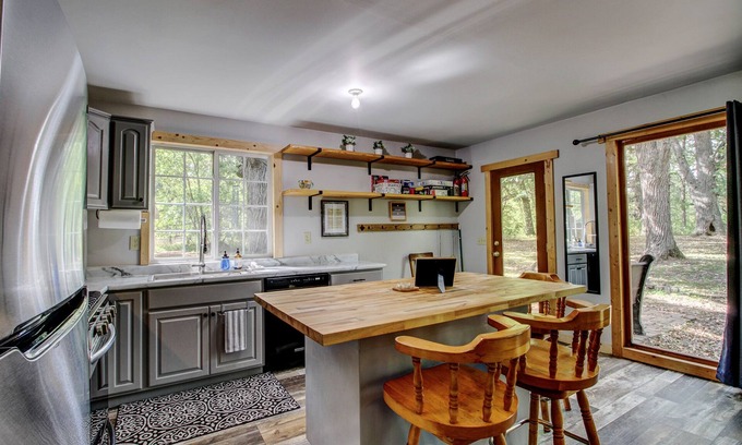 Osage Cabin | Quiet Shell River Cabin with Sauna