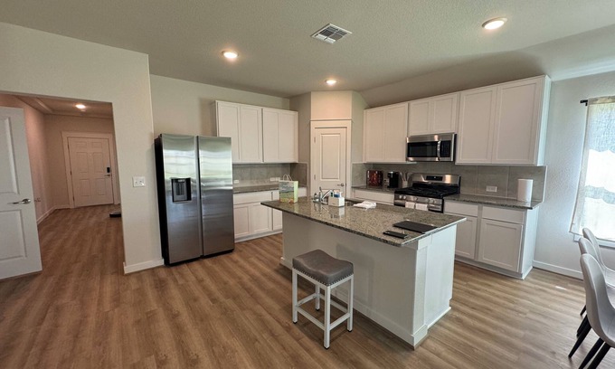 Del Valle House | Quiet spacious 5-bedroom house with huge fenced yard near COTA, Tesla, Airport