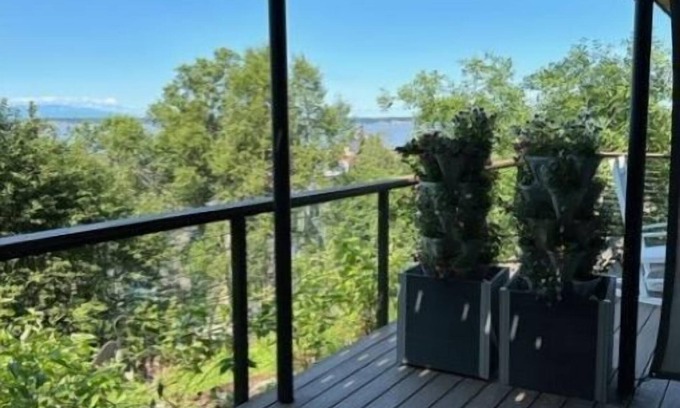South Addition House | Quiet, spacious, modern home walking distance to Downtown Anchorage