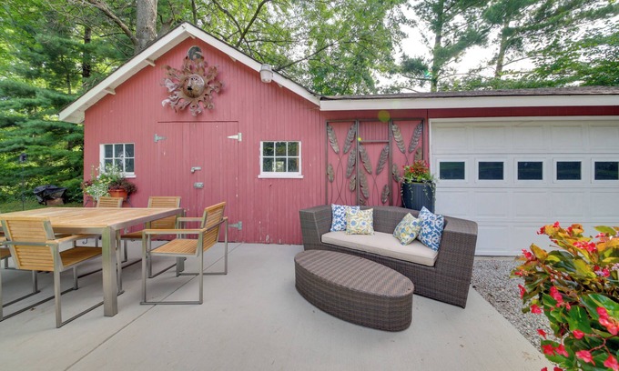 St. Charles Cottage | Quiet St Charles Cottage w/Patio & 4 Acres
