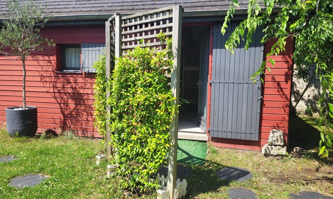La Varenne Saint-Hilaire Apartment | Quiet studio overlooking wooded garden. Close to RER station and shops.