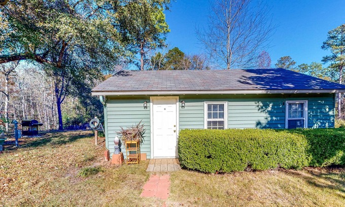 Fort Valley Cabin | Quiet studio backed by woods, large dog-friendly yard