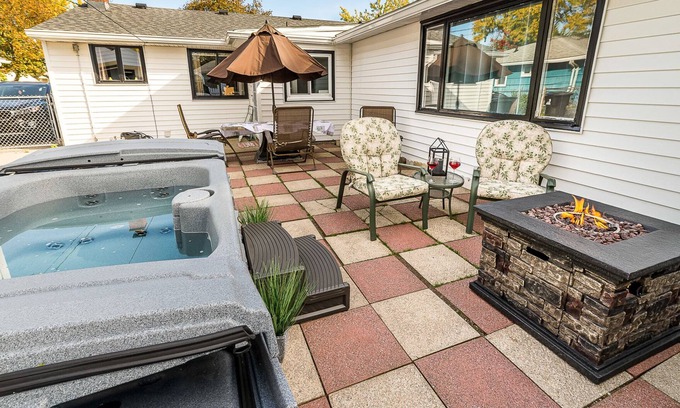 Tonawanda House | Quiet Suburban Home Minutes from Airport, Niagara Falls + all major attractions.