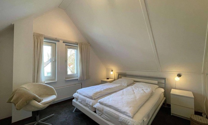 Sint Nicolaasga House | Quiet Villa Near Langweer