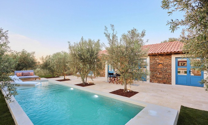 Armamar Cottage | Quinta do Cedro Azul (pintahouse.com)