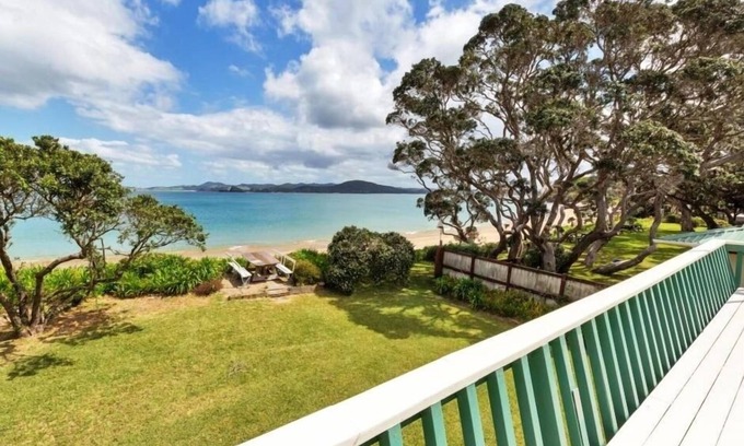 Tutukaka House | Quintessential Kiwi Bach right on the Beach !