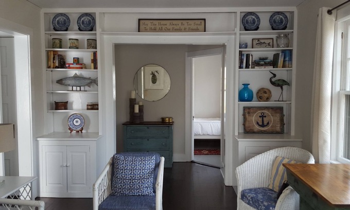 Village of East Hampton Cottage | Quintessential Summer Cottage. Walk To Train & Town. Bike To Ocean Beaches.