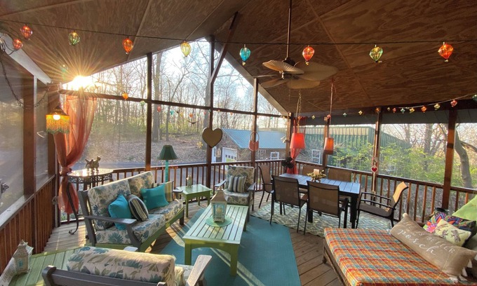 Lebanon Cabin | Quirky cabin retreat on 4 acres w spa, arcade rm, art&book loft - near Hershey