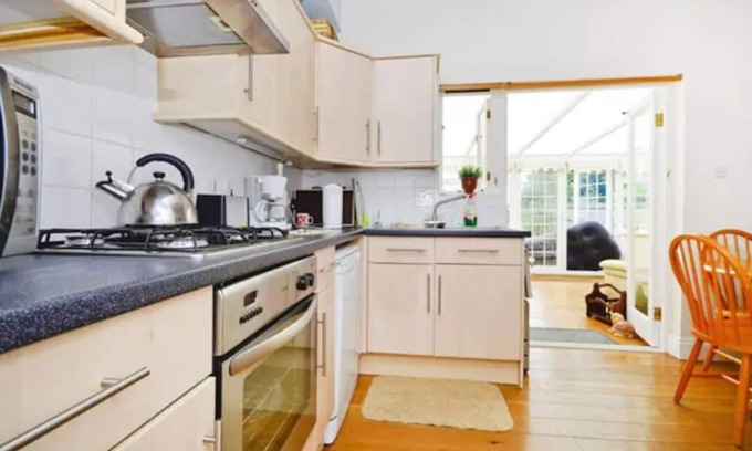 Acton Apartment | Quite Garden Flat with parking