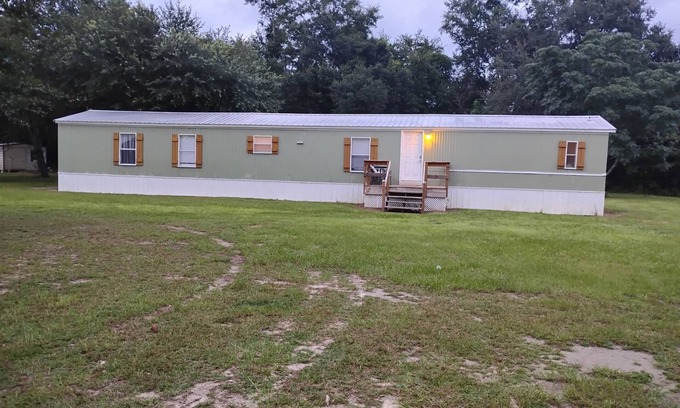 Blountstown House | Quite, restful 3 bedroom 2 bathroom trailer with lots of elbow room.