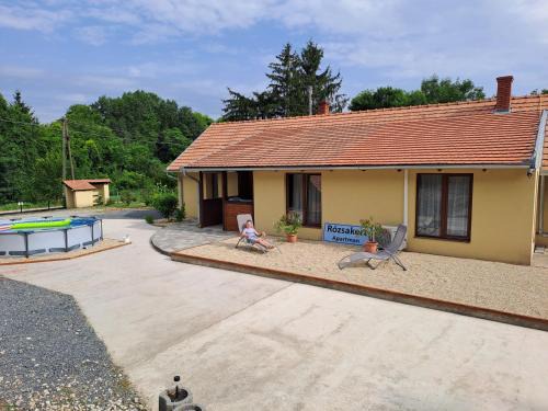 Tekenye Apartment | Rózsakert Apartman