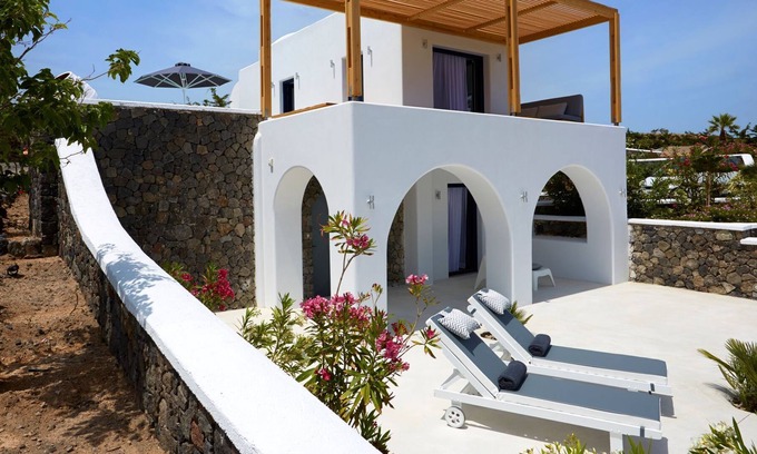 Exo Gialos Villa | R 1473 Ammos with Bottle of Wine upon Arrival, Pool View & Soundproof Windows.