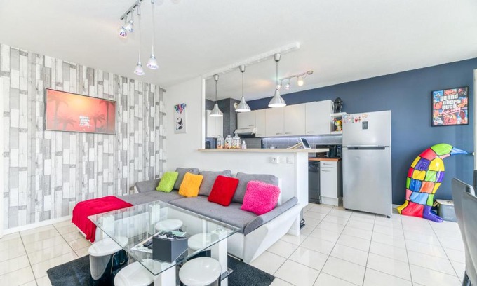 Secteur 6 Apartment | R'Apparts T3 Pop Culture