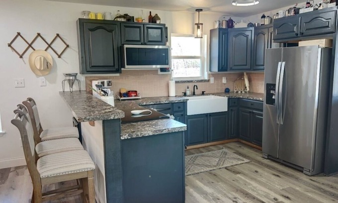 Calera House | R&M Red Roof Cabin - family friendly, fishing, FUN