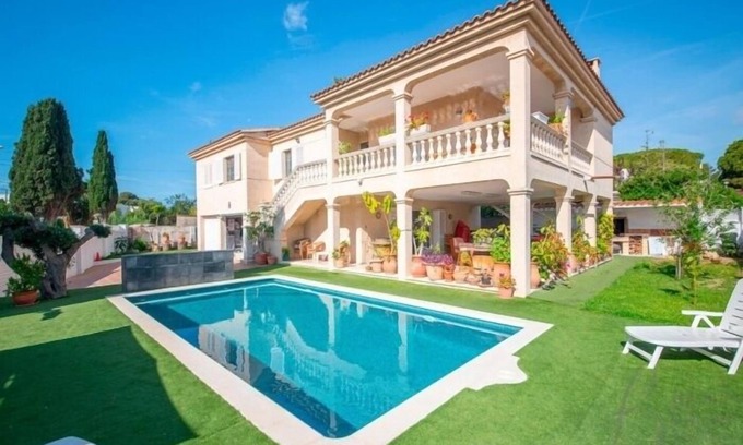Comarruga Villa | R153 Villa con Piscina en Coma-ruga