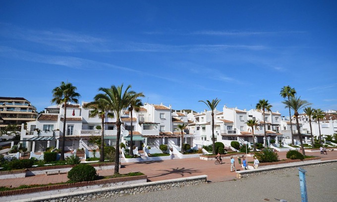 Castillo de Sabinillas Apartment | R32 Apartment only 50 meters from the beach!