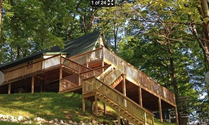 Bellmore House | Raccoon Lakefront Cottage