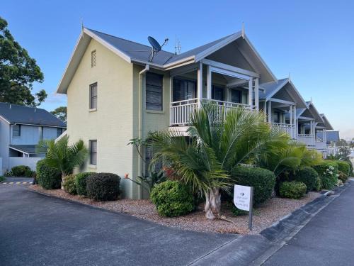 Cams Wharf House | Raffertys Resort Lakeside Terrace Plus 4 Star