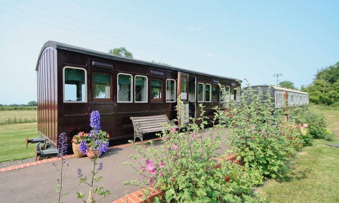 Stowmarket Cottage | Railway Carriage One - E5337