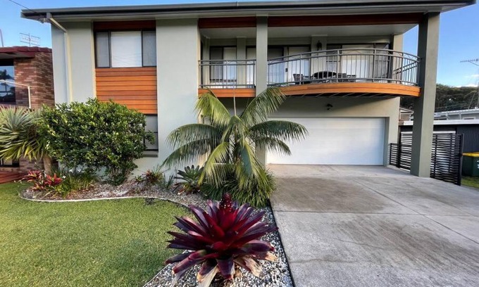 Bonny Hills House | Rainbow Beachhouse - deluxe, pristine location