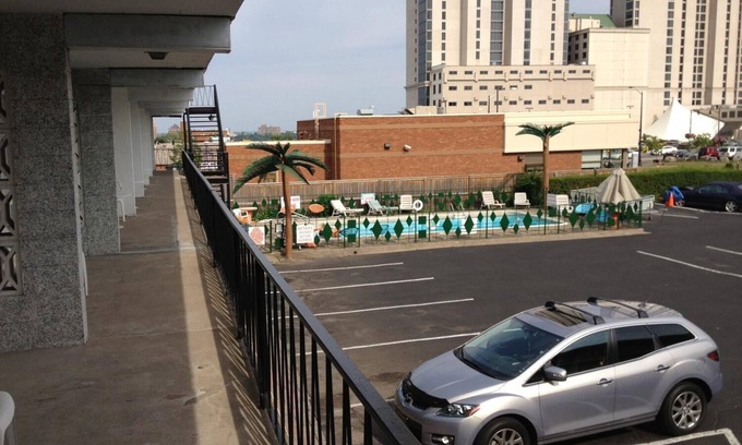 Niagara Falls Hotel | Rainbow Motor Inn - By the Falls