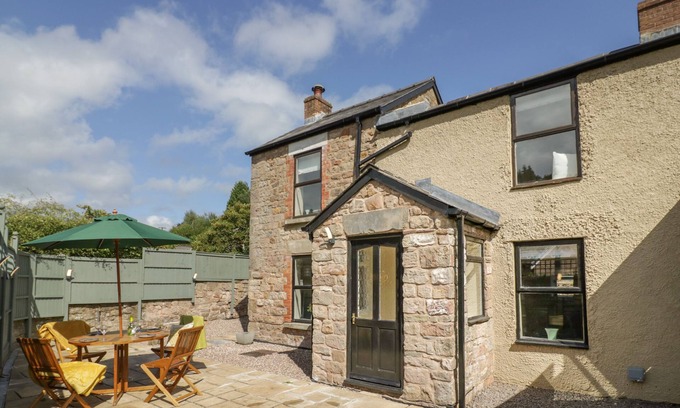 Cinderford Cottage | RAINFOREST COTTAGE, pet friendly, with a garden in Ruspidge