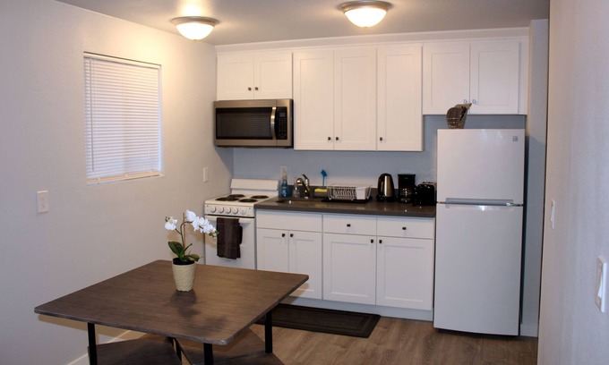 Brighton House | Rainier Guesthouse (Walk to Metro)
