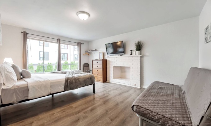 Brighton House | Rainier Guesthouse - Walk to Metro