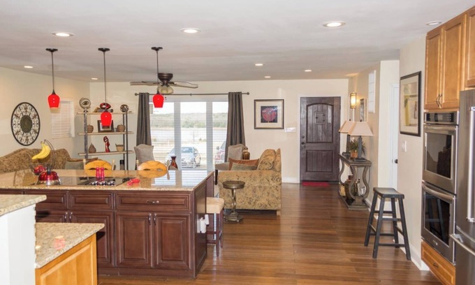 Langston Bed & Breakfast | Raleigh Suite at Ballards by The Lake
