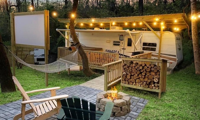 Jonesville House | Ramblin Rose Camper - Theater - Hot-Tub - Fire Pit