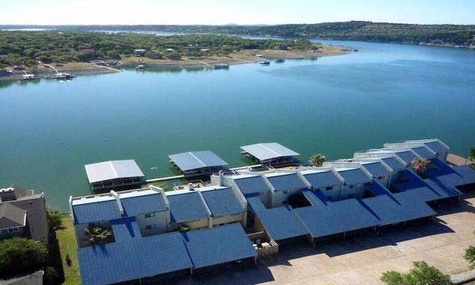 Oatmeal Condo | Ramp & boat slip swimming pool, hot tub LakeTravis