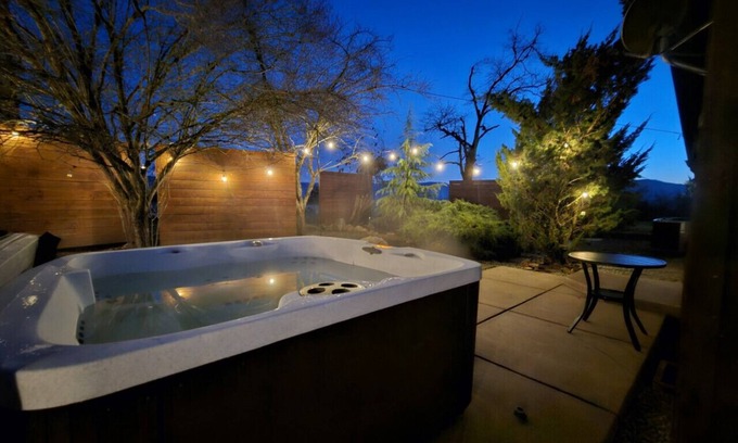 Eagle Point Cabin | Ranch Cabin w/Hot Tub near Medford, OR