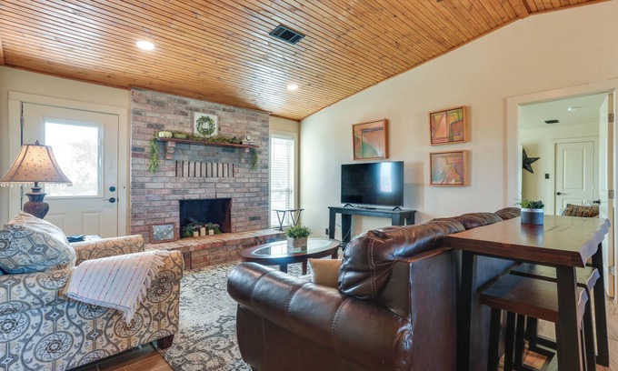 Calera House | Ranch Getaway with Pool and Horse Stall Access!