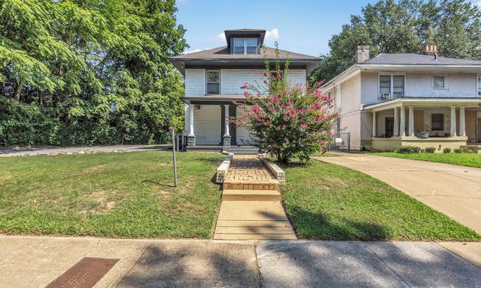 Memphis House | Rare 6-Bedroom Home Near Midtown Memphis & Beale Street.