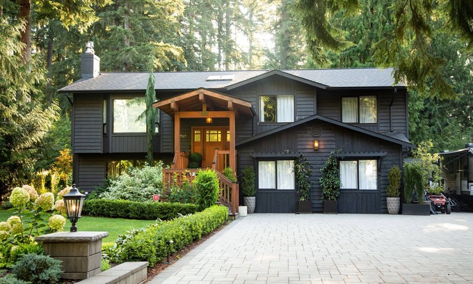 Maltby House | Rare Gem Fully Remodeled 6-bedroom house with WiFi, Sports Court, Large Backyard