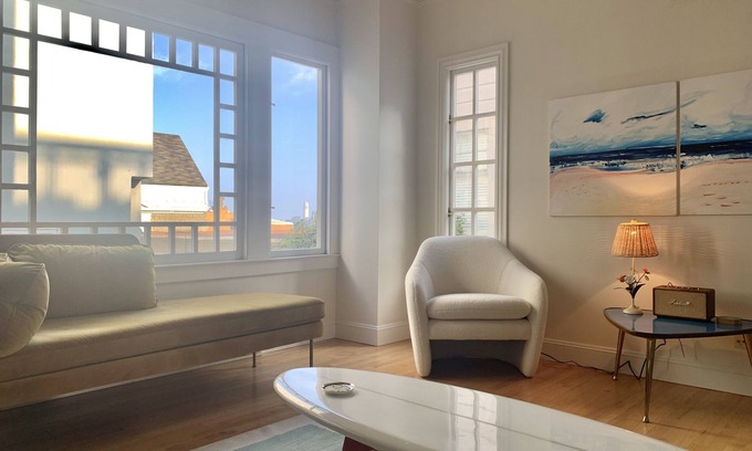 Nob Hill Condo | Rare, gorgeous third floor apartment in mint condition atop Sacramento Street on Nob Hill (parking!)