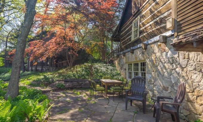 Washington Cabin | Raven's View Retreat - 1830s Cabin Overlooking Missouri River - 5 bed/3.5 bath