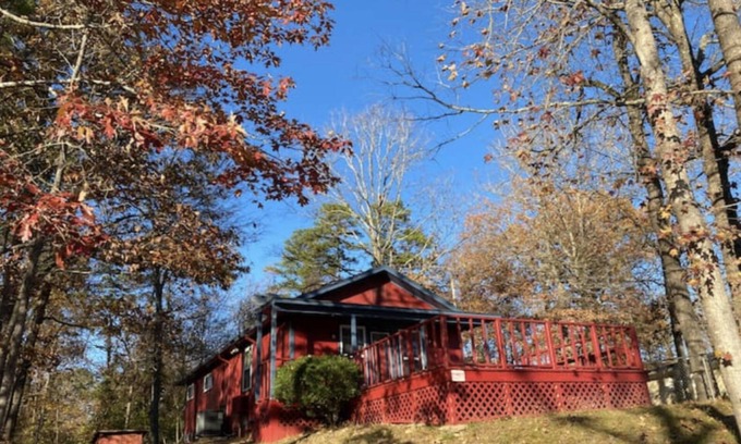 Piney Cottage | Razorback Red Lakeside Cottage