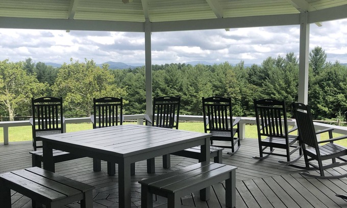 Glade Valley House | Ready, Set, Relax! Sleeps 8+and pet friendly You may never want to leave!