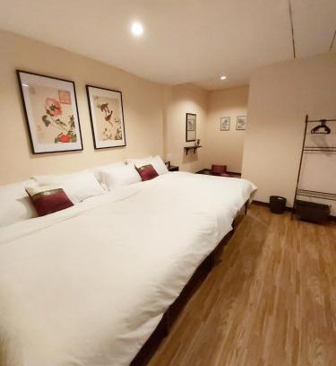 Thanon Phetchaburi House | Real Bangkok Guesthouse Private 3BR Home 3 Min to BTS Ratchathewi