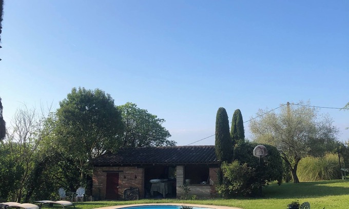 Realville House | Realville gîte with swimming pool sleeps 4