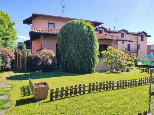 Castronno Apartment | ReBea, Porzione di villa con giardino