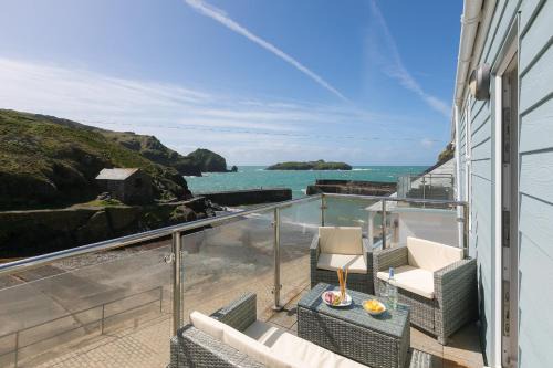 Mullion Apartment | Rebecca