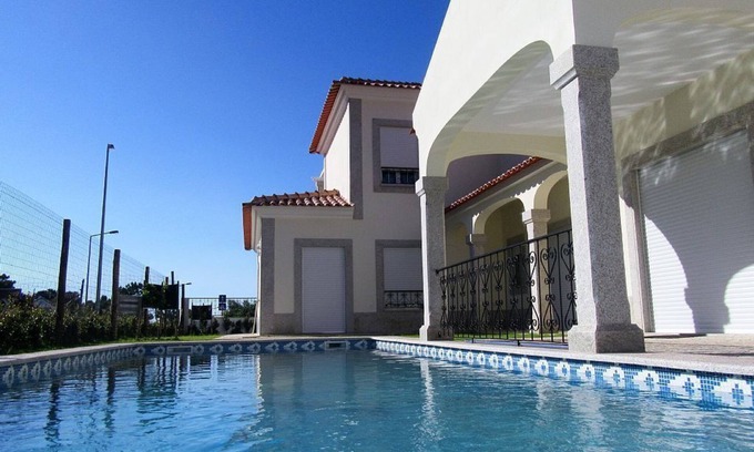 Lagoa de Albufeira Villa | Recent house with lagoon views 100 meters from the beach