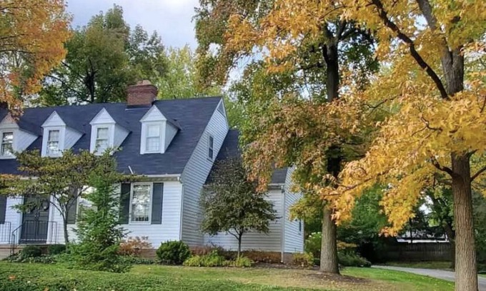 Richmond House | Recently remodeled Colonial-style home with room for the whole family!