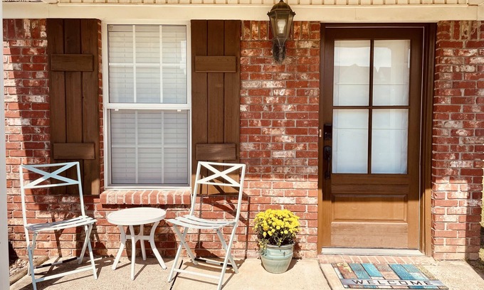 Oxford House | Recently Renovated Vacation Rental Close to Campus