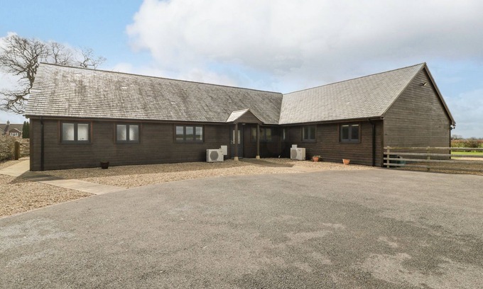 Queen Camel Cottage | RECTORY FARM LODGE, pet friendly, with a garden in Queen Camel