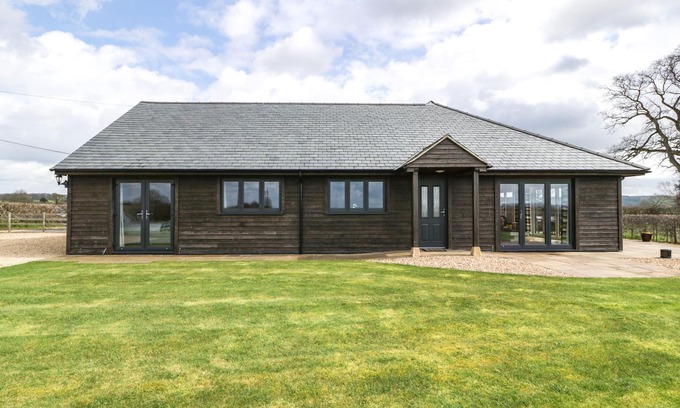 Queen Camel Cottage | RECTORY FARM VIEW, family friendly, with a garden in Queen Camel