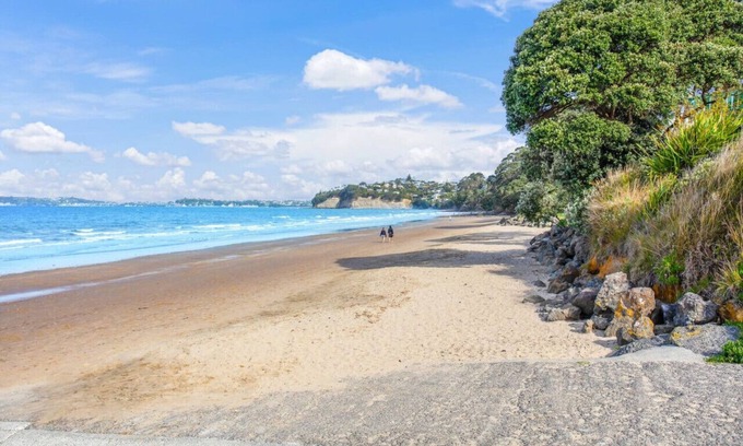 Red Beach House | Red Beach Hideaway with BBQ and Air-con
