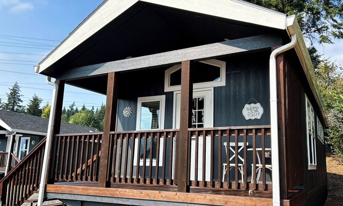 Stevenson Cabin | Red Bluff Cabin with Scenic Views at Maple Way Cabins